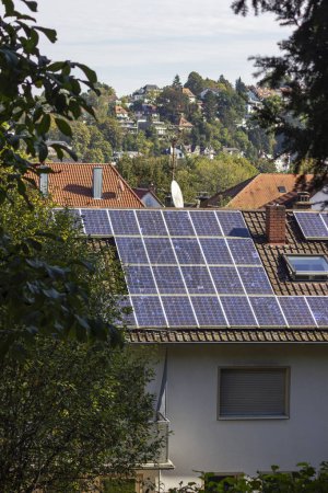 Téléchargez les photos : Panneaux solaires altérés sur les toits d'une ville historique dans la campagne allemande du sud en octobre - en image libre de droit