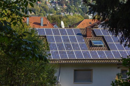 Foto de Paneles solares erosionados en los tejados de una ciudad histórica en el sur de Alemania en octubre - Imagen libre de derechos