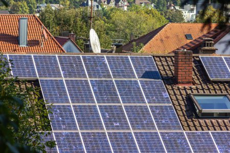 Foto de Paneles solares erosionados en los tejados de una ciudad histórica en el sur de Alemania en octubre - Imagen libre de derechos