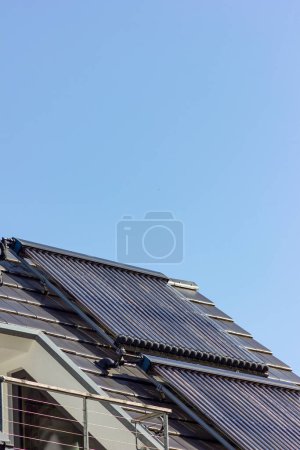 Téléchargez les photos : Capteurs d'eau solaires sur le toit dans le sud de l'Allemagnebeaucoup nouveau bâtiment de la région - en image libre de droit