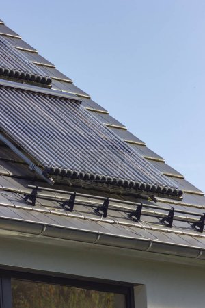 Foto de Colectores de agua solares en la azotea en el sur de Alemania nuevo edificio de área - Imagen libre de derechos