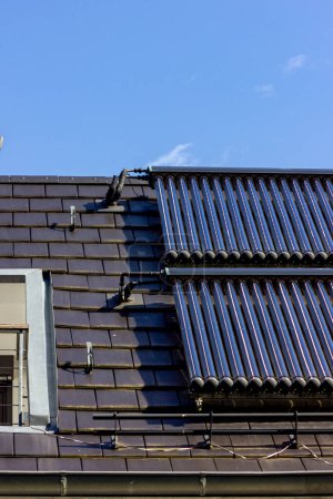 Téléchargez les photos : Capteurs d'eau solaires sur le toit dans le sud de l'Allemagnebeaucoup nouveau bâtiment de la région - en image libre de droit