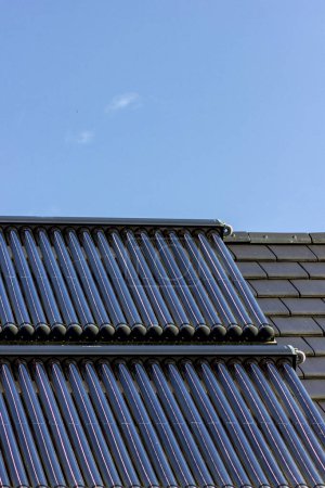 Foto de Colectores de agua solares en la azotea en el sur de Alemania nuevo edificio de área - Imagen libre de derechos