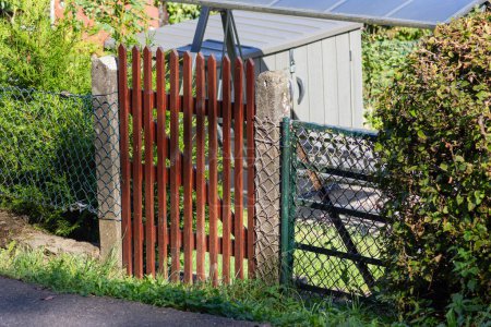 Téléchargez les photos : Porte de jardin en bois de couleur marron style rural en septembre journée ensoleillée en Allemagne du Sud - en image libre de droit