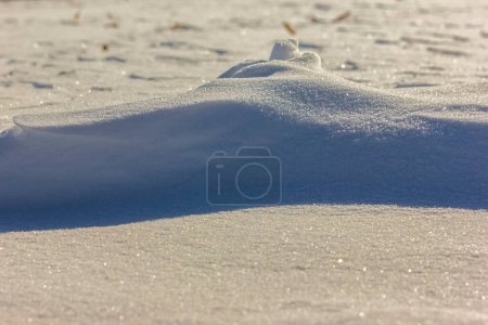 Téléchargez les photos : Surface de neige cristalline temps de Noël sur une journée ensoleillée Décembre en Allemagne - en image libre de droit