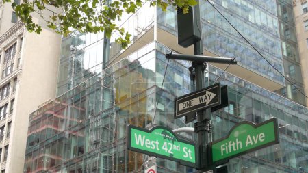 Fifth Avenue, 5 ave Straßenschild, Manhattan Midtown Hochhausarchitektur, New York City 5th av, 42 Straßenecke in der Nähe von Bryant Park und Library. Kreuzung Einbahnstraßenbeschilderung, USA.