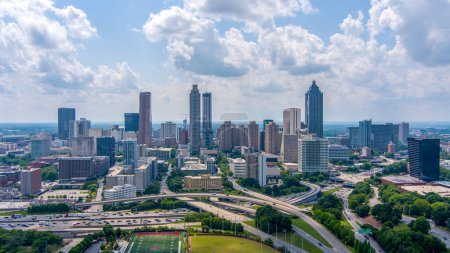 Vista aérea del centro de Atlanta, Georgia skyline desde arriba del Jackson Street Bridge