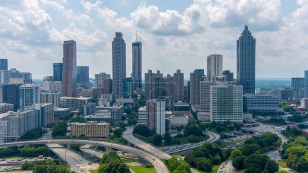 Luftaufnahme der Skyline der Innenstadt von Atlanta, Georgia von der Jackson Street Bridge aus