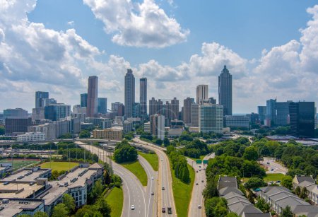 Luftaufnahme der Skyline der Innenstadt von Atlanta, Georgia von der Jackson Street Bridge aus