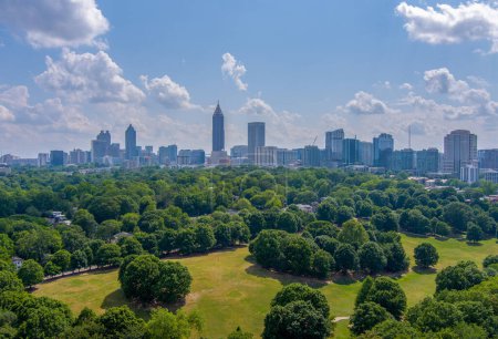 El Midtown Atlanta, Georgia skyline desde Piedmont Park en un día soleado