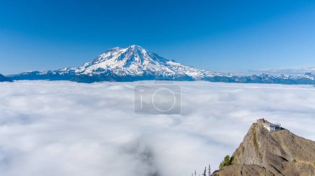 Téléchargez les photos : Mont Rainier et High Rock Lookout au-dessus des nuages dans l'État de Washington - en image libre de droit