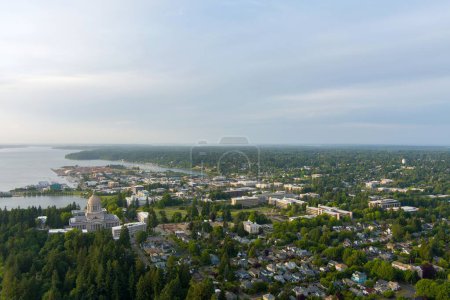 Vista aérea de Olympia, Washington al atardecer en junio