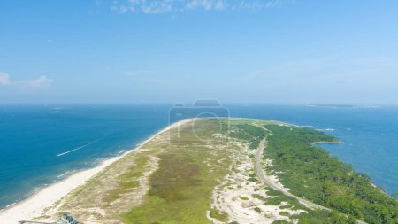 Téléchargez les photos : Vue aérienne de Mobile Bay et du golfe du Mexique à Fort Morgan, Alabama en juillet - en image libre de droit