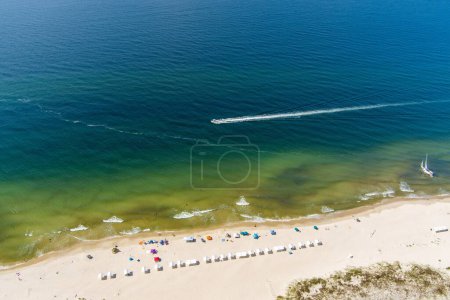 Téléchargez les photos : Vue aérienne d'un bateau et de la plage à Fort Morgan, Alabama - en image libre de droit
