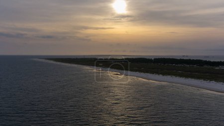 Téléchargez les photos : Vue aérienne de la plage au coucher du soleil à Fort Morgan, Alabama - en image libre de droit