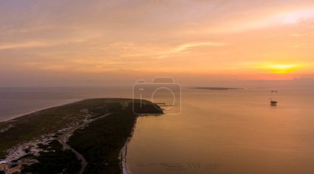 Téléchargez les photos : Vue aérienne de la plage au coucher du soleil à Fort Morgan, Alabama - en image libre de droit