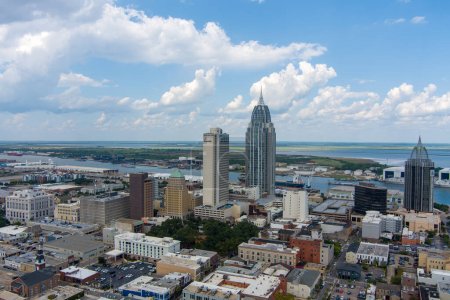 Vista aérea del centro de Mobile, Alabama skyline frente al mar
