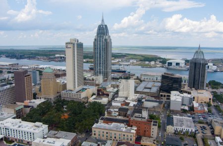 Foto de Vista aérea del centro de Mobile, Alabama skyline frente al mar - Imagen libre de derechos