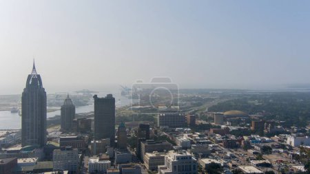 Foto de Vista aérea del centro de Mobile, Alabama skyline en un soleado día de octubre - Imagen libre de derechos