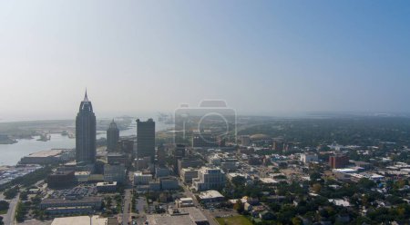Foto de Vista aérea del centro de Mobile, Alabama skyline en un soleado día de octubre - Imagen libre de derechos