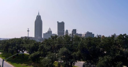 Foto de El skyline del centro de Mobile, Alabama en un soleado día de octubre - Imagen libre de derechos
