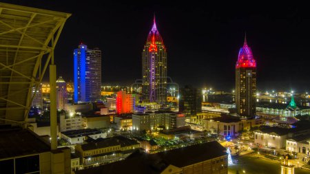 Foto de Vista aérea de la Ciudad de Mobile iluminada por la noche en Nochevieja - Imagen libre de derechos