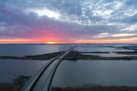 Luftaufnahme des Jubilee Parkway und der Mobile Bay bei Sonnenuntergang im April an der Golfküste von Alabama