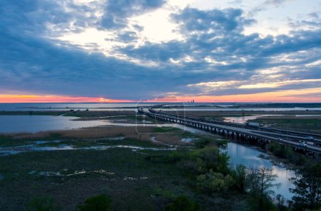 Luftaufnahme des Jubilee Parkway und der Mobile Bay bei Sonnenuntergang im April an der Golfküste von Alabama