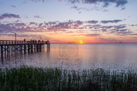 Bayfront Park Pier bei Sonnenuntergang am Ostufer der Mobile Bay in Daphne, Alabama