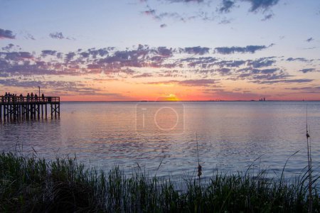 Bayfront Park muelle al atardecer en la orilla oriental de Mobile Bay en Daphne, Alabama