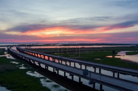 Luftaufnahme des Jubilee Parkway und der Mobile Bay bei Sonnenuntergang im Mai an der Golfküste von Alabama