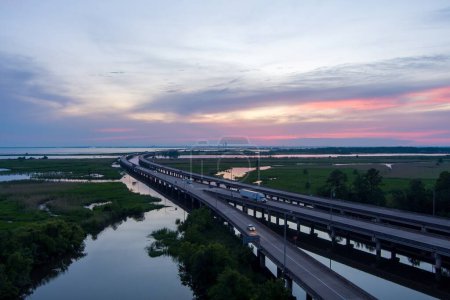 Luftaufnahme des Jubilee Parkway und der Mobile Bay bei Sonnenuntergang im Mai an der Golfküste von Alabama