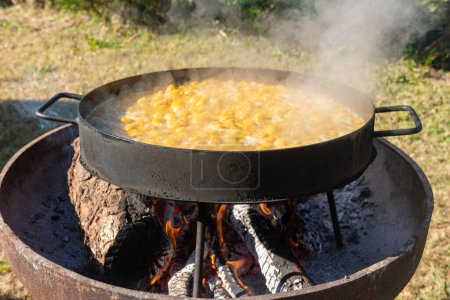 Foto de Guiso Locro argentino tradicional cocinado en disco - Imagen libre de derechos