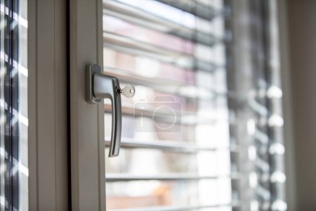 Téléchargez les photos : Fermer une serrure de porte de balcon à l'intérieur - en image libre de droit