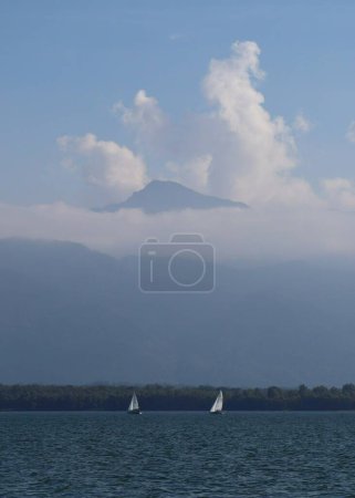 Foto de Dos barcos de vela en frente de una montaña cerrada - Imagen libre de derechos