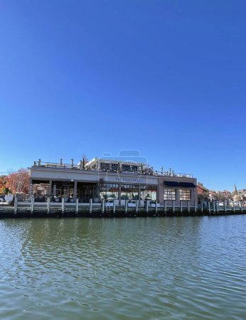 Foto de ANNAPOLIS, MD - 14 DE NOVIEMBRE DE 2023: El restaurante Choptank, ubicado directamente en el agua, en el área conocida como "Ego Alley" en el centro de Annapolis, Maryland, en una brillante mañana de otoño. - Imagen libre de derechos