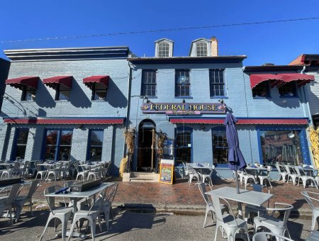Foto de ANNAPOLIS, MD - 14 de noviembre de 2023: The Federal House Bar & Grill, un popular restaurante ubicado en un grupo de edificios históricos en Market Space en el centro de Annapolis, en una mañana de otoño. - Imagen libre de derechos