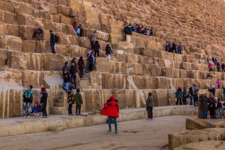 Téléchargez les photos : CAIRO, EGYPTE - 28 JANVIER 2019 : Les gens gravissent la Grande Pyramide de Gizeh, Égypte - en image libre de droit