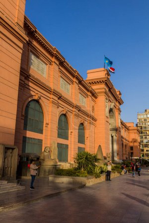 Téléchargez les photos : CAIRO, EGYPT - JANUARY 27, 2019: Building of the Egyptian Museum in Cairo, Egypt - en image libre de droit