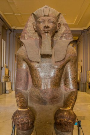 Téléchargez les photos : CAIRO, EGYPT - JANUARY 27, 2019: Queen Pharaoh Hatshepsut statue in the Egyptian Museum in Cairo, Egypt - en image libre de droit