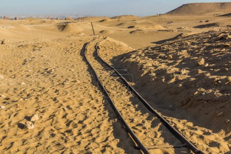 Foto de Excavation rails at Giza pyramids, Egypt - Imagen libre de derechos