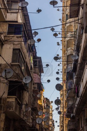 Foto de Callejón estrecho con antenas parabólicas en Alejandría, Egipto - Imagen libre de derechos