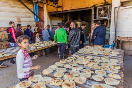 Foto de DAKHLA, EGYPT - FEBRUARY 9, 2019: People wait at a bakery in Mut town in Dakhla oasis, Egypt - Imagen libre de derechos