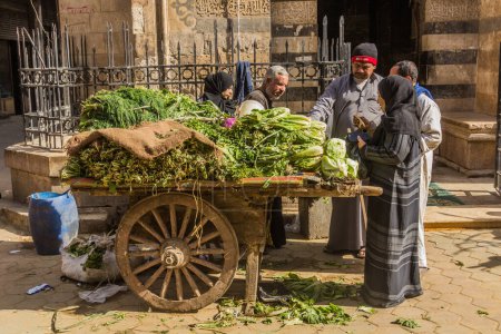 Foto de CAIRO, EGYPT - JANUARY 29, 2019: Vegetable cart at El-Khayamiya (Tentmakers) street in Cairo, Egypt - Imagen libre de derechos