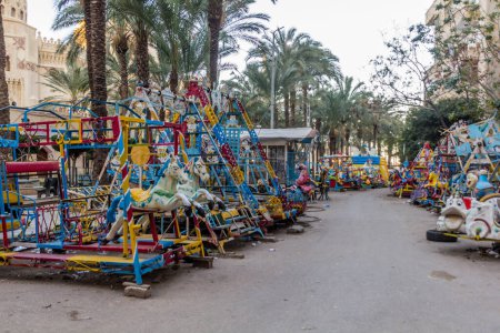 Téléchargez les photos : ALEXANDRIA, EGYPT - FEBRUARY 2, 2019: Fun fair on a street in Alexandria, Egypt - en image libre de droit