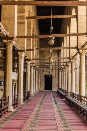 Téléchargez les photos : CAIRO, EGYPT - JANUARY 29, 2019: Prayer hall of the Mosque of Sultan al-Muayyad in Cairo, Egypt - en image libre de droit