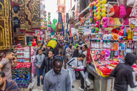 Foto de CAIRO, EGYPT - JANUARY 26, 2019: Busy market street in Cairo, Egypt - Imagen libre de derechos