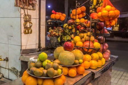 Foto de Heaps of fruits in a juice stall in Cairo, Egypt - Imagen libre de derechos