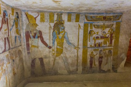 Foto de BAWITI, EGIPTO - 5 DE FEBRERO DE 2019: Pinturas murales en la tumba de Bannentiu en el oasis de Bahariya, Egipto - Imagen libre de derechos