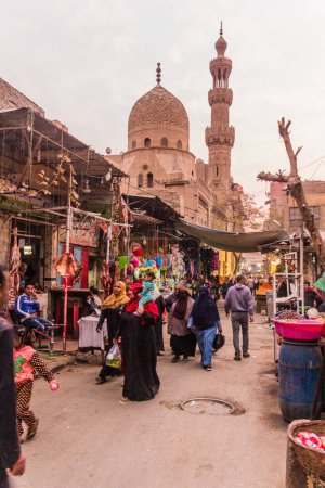 Foto de CAIRO, EGYPT - JANUARY 29, 2019: Evening view of Maghribin Street and Ghanim al-Bahlawan mosque in Cairo, Egypt - Imagen libre de derechos
